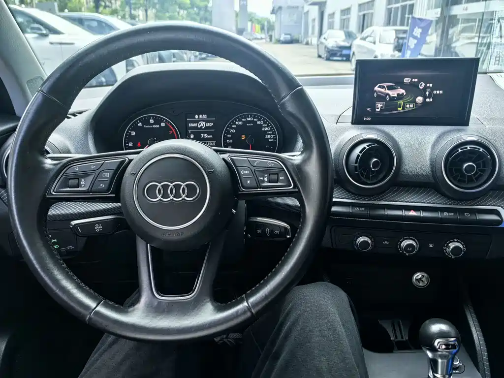 Audi Q2L 2019 — фото 6