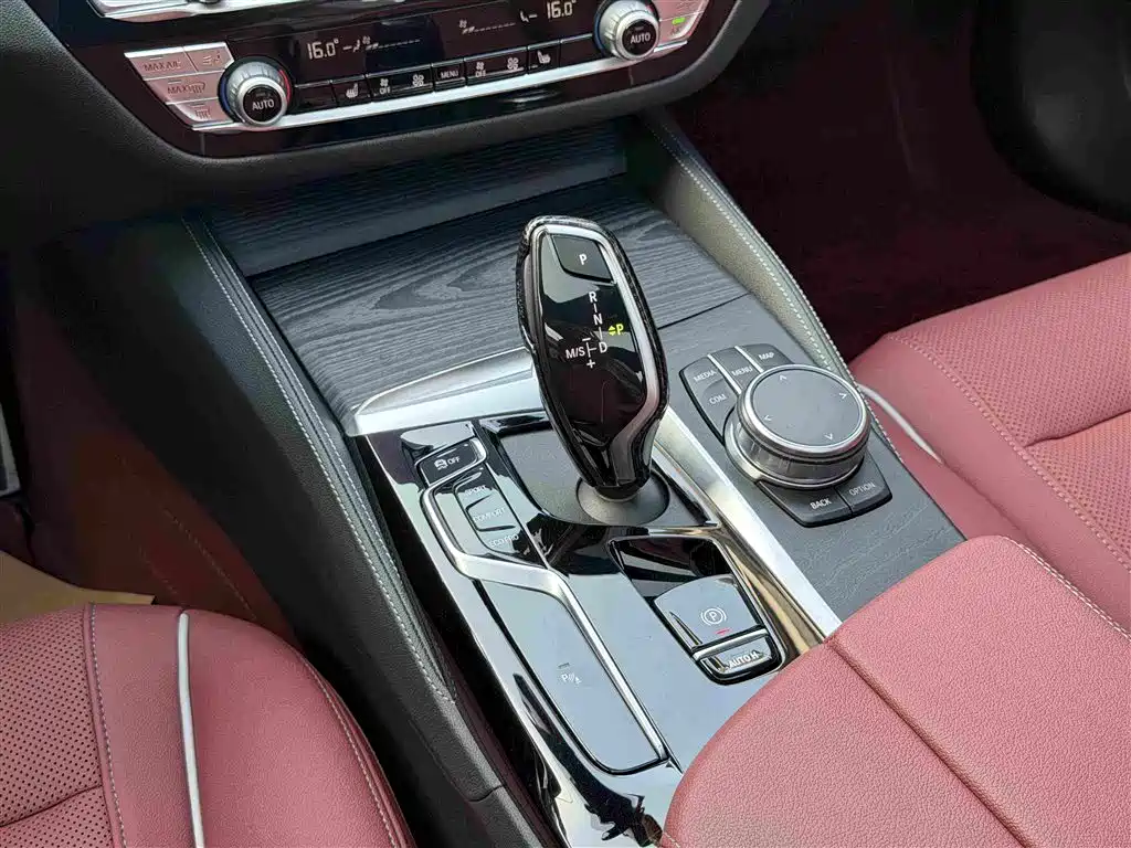 BMW 5 Series 2023 — фото 11
