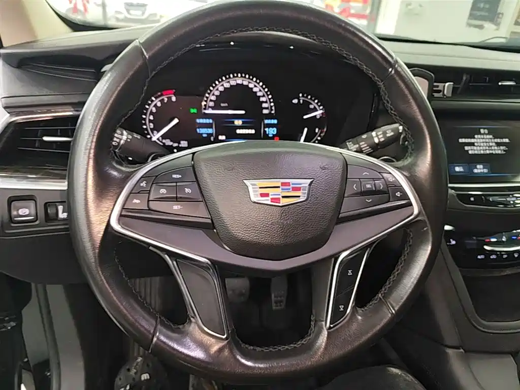 Cadillac XT5 2017 — фото 11