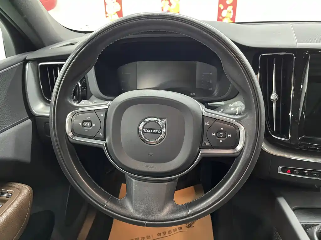 Volvo XC60 2020 — фото 12