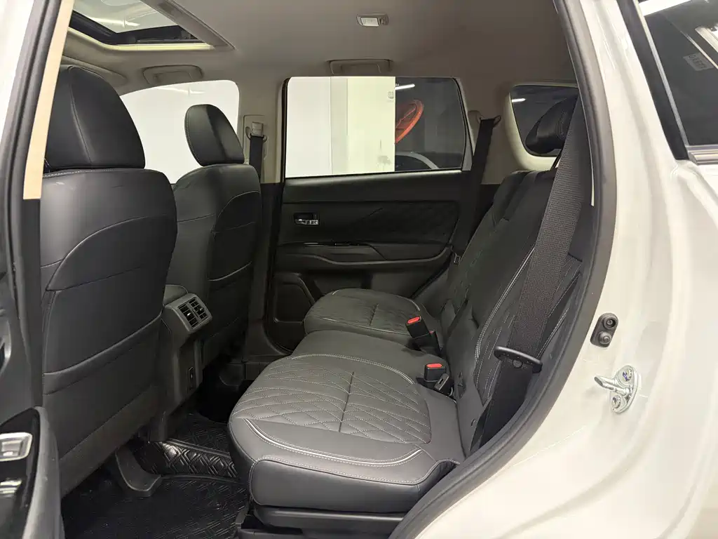 Mitsubishi Outlander 2023 — фото 15