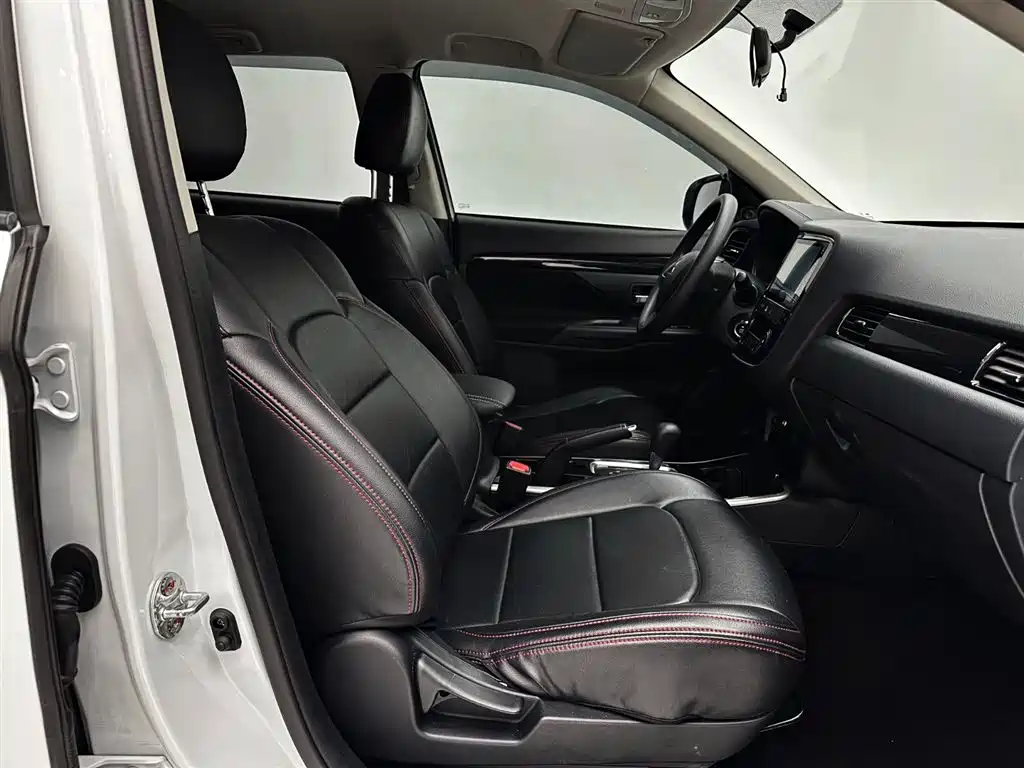 Mitsubishi Outlander 2022 — фото 18