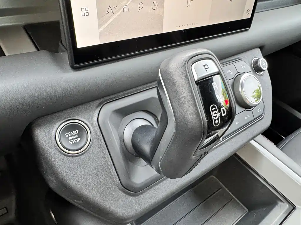 Land Rover Defender 2024 — фото 12