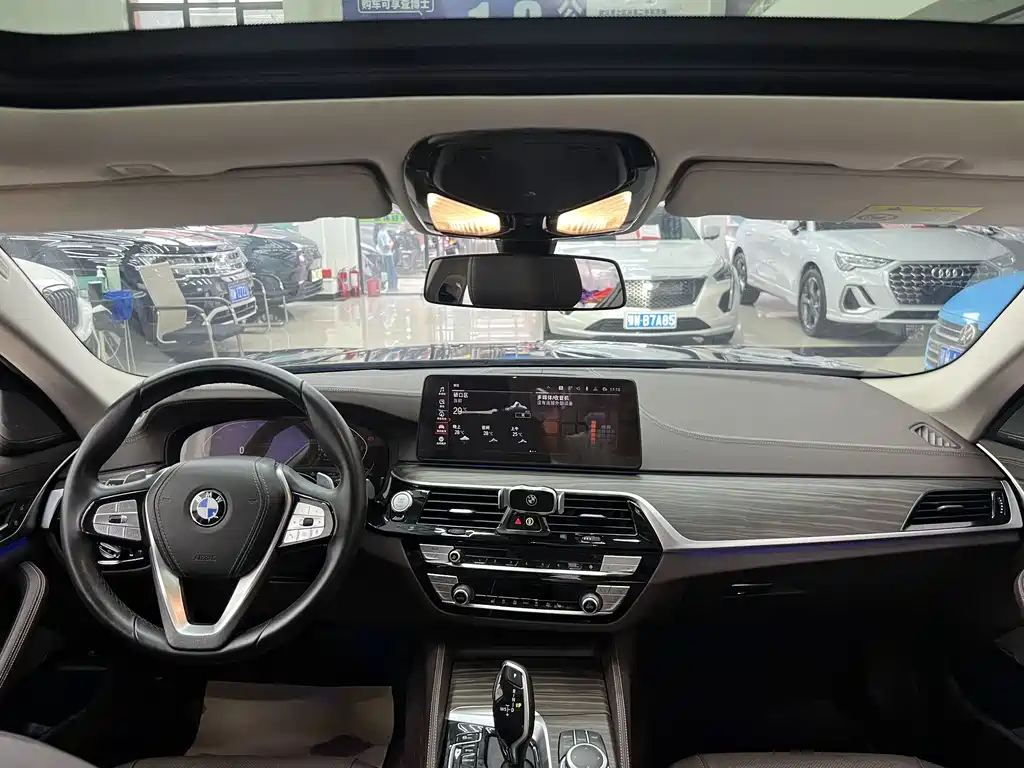 BMW 5 Series 2022 — фото 16