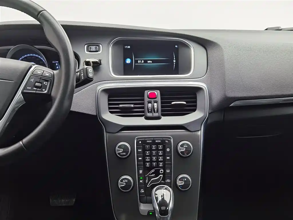 Volvo V40 2016 — фото 12