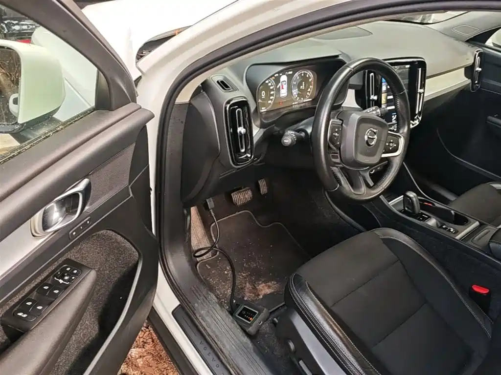 Volvo XC40 2020 — фото 16