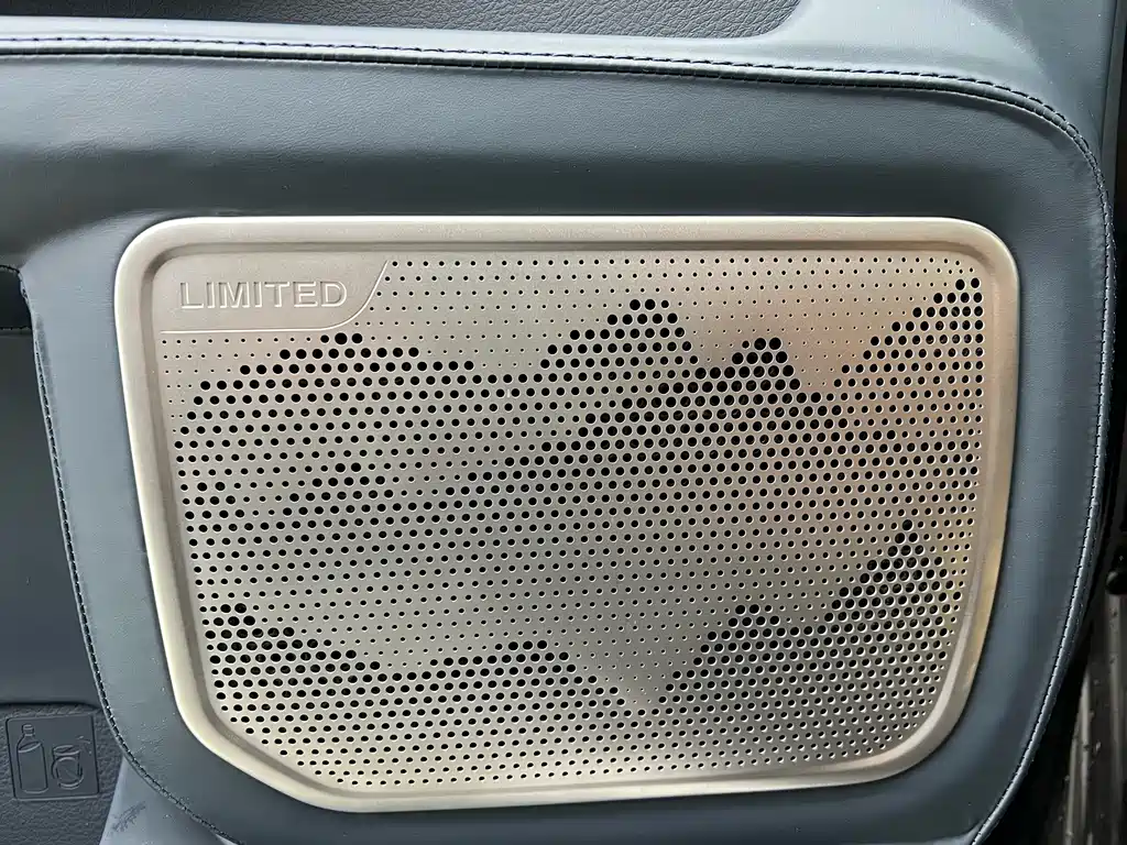Toyota Granvia — фото 6