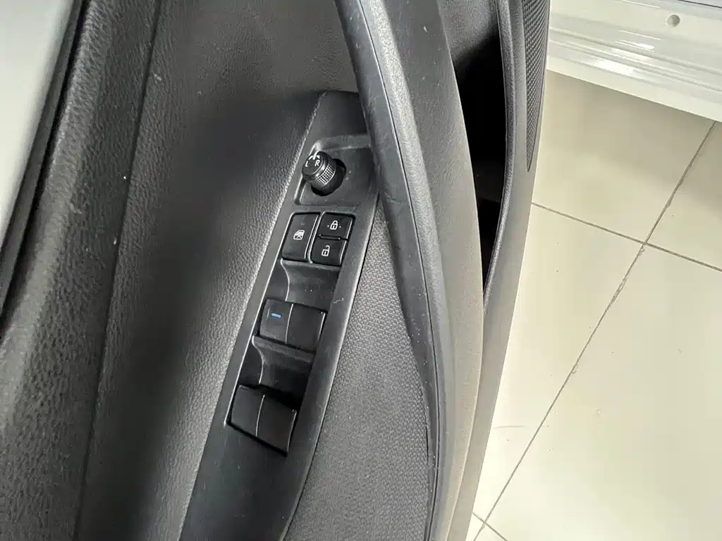 Toyota Corolla 2023 — фото 13