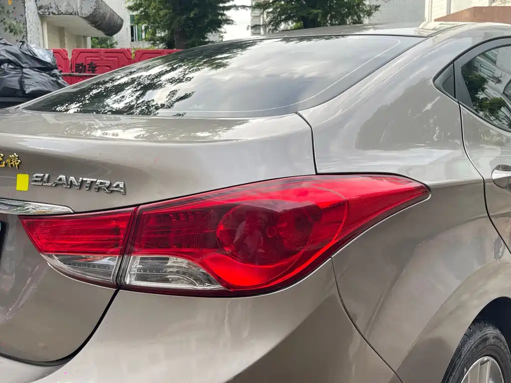 Hyundai Elantra 2016 — фото 9