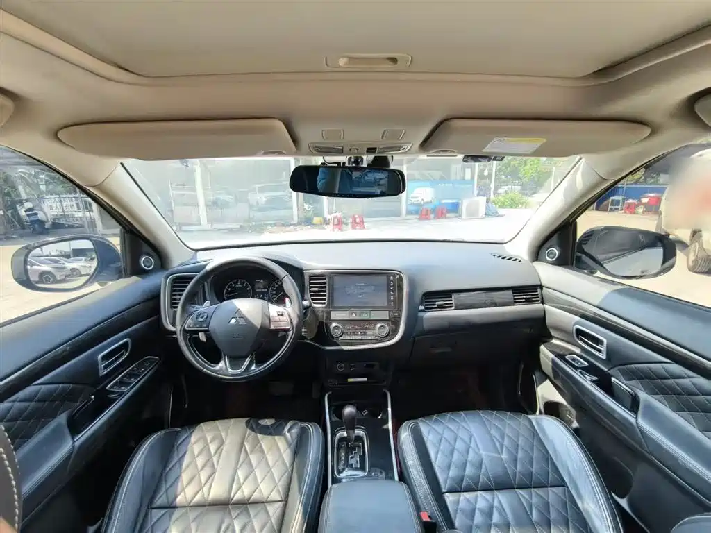 Mitsubishi Outlander 2020 — фото 16
