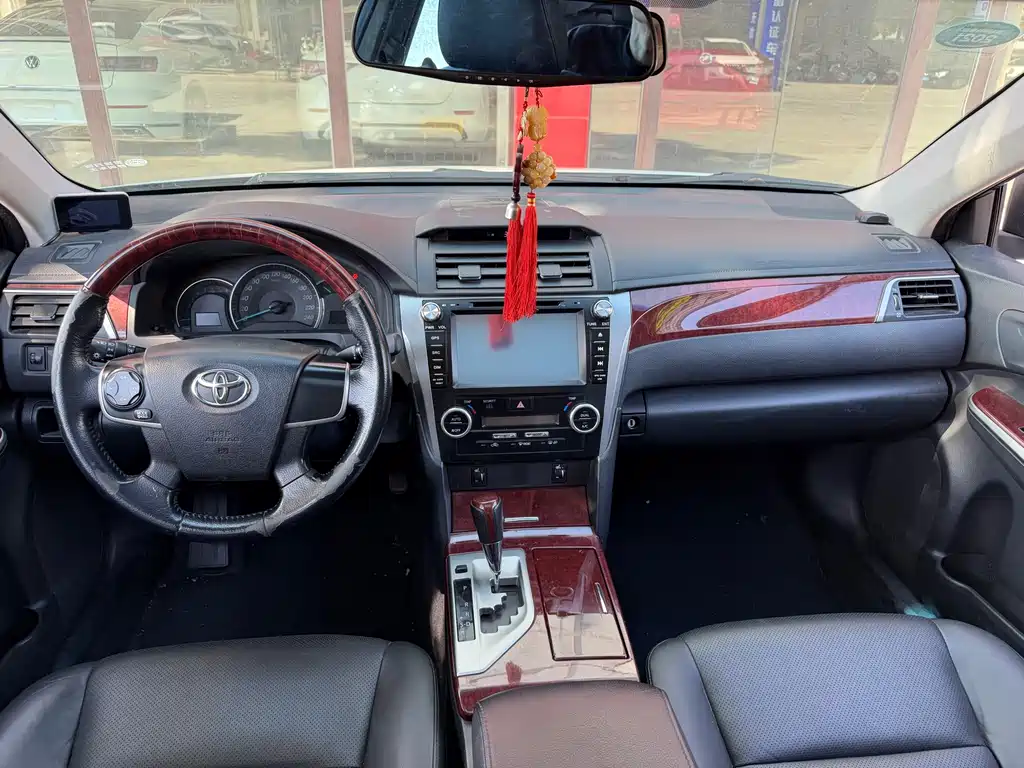 Toyota Camry 2014 — фото 13
