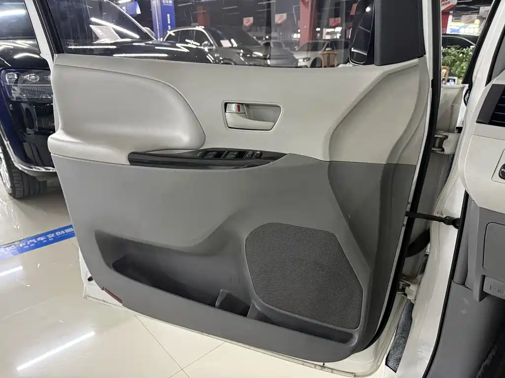 Toyota Sienna 2015 — фото 12