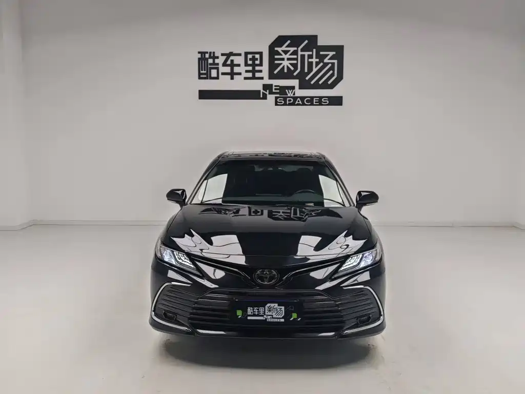 Toyota Camry 2023 — фото 2