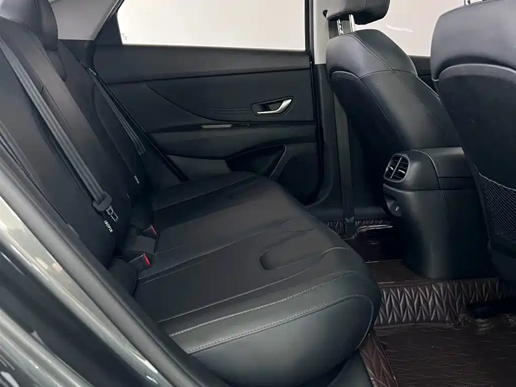 Hyundai Elantra 2023 — фото 10