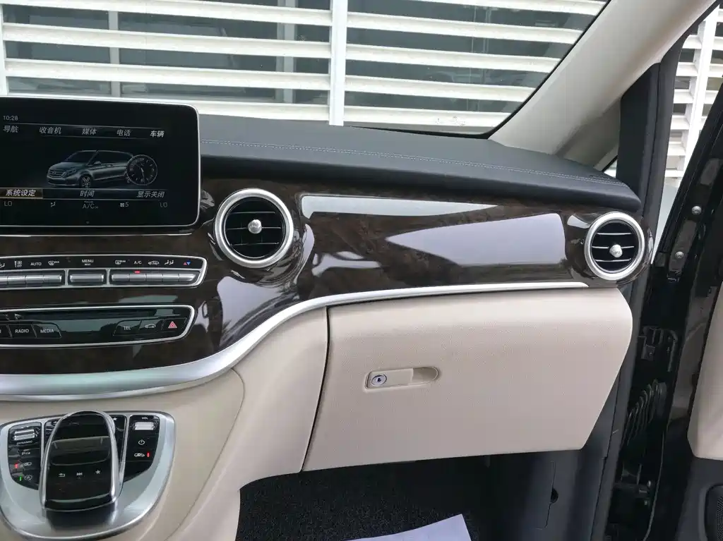 Mercedes-Benz V-Class 2018 — фото 15