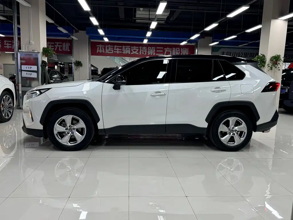Toyota RAV4 2021 — фото 4