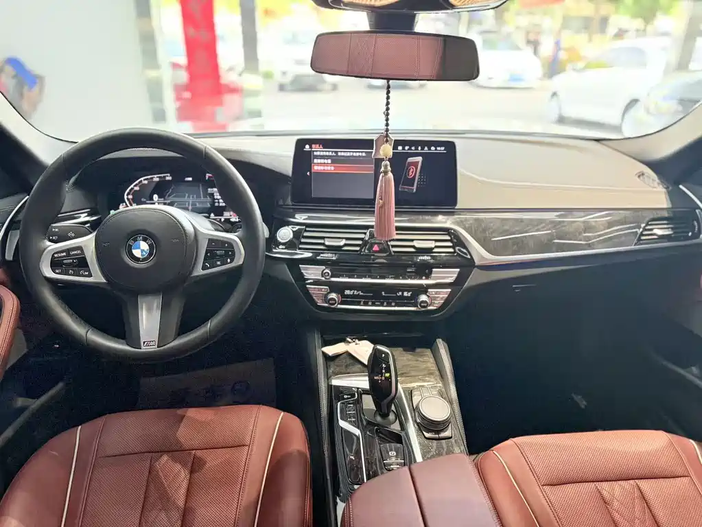 BMW 5 Series 2021 — фото 9