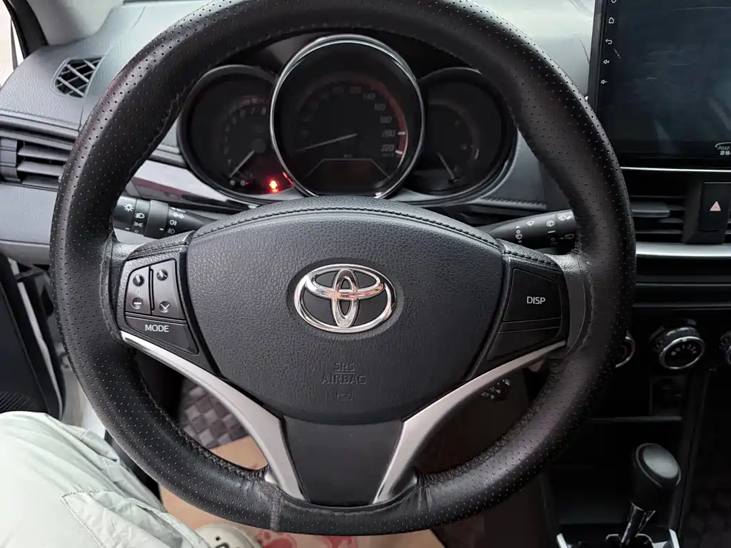 Toyota Yaris L 2022 — фото 10