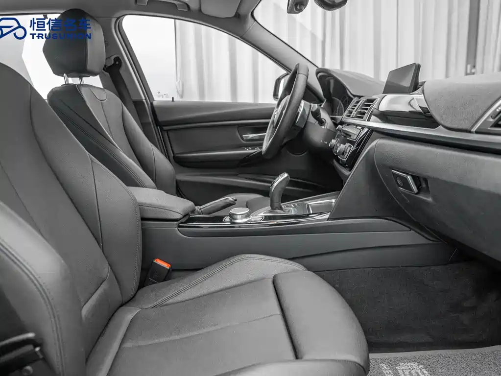 BMW 3 Series 2018 — фото 14