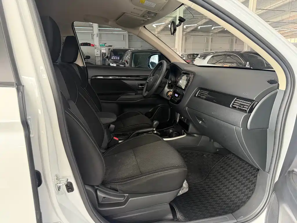 Mitsubishi Outlander 2022 — фото 16