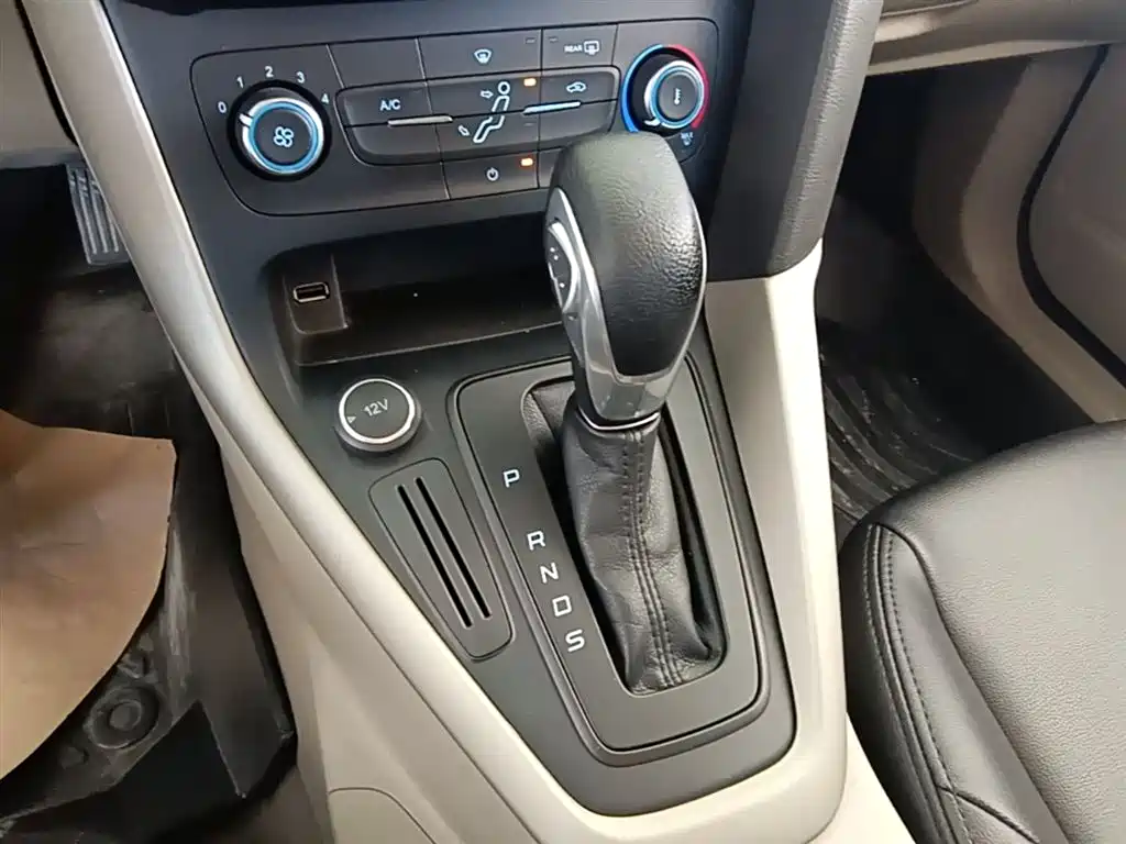 Ford Focus 2018 — фото 14