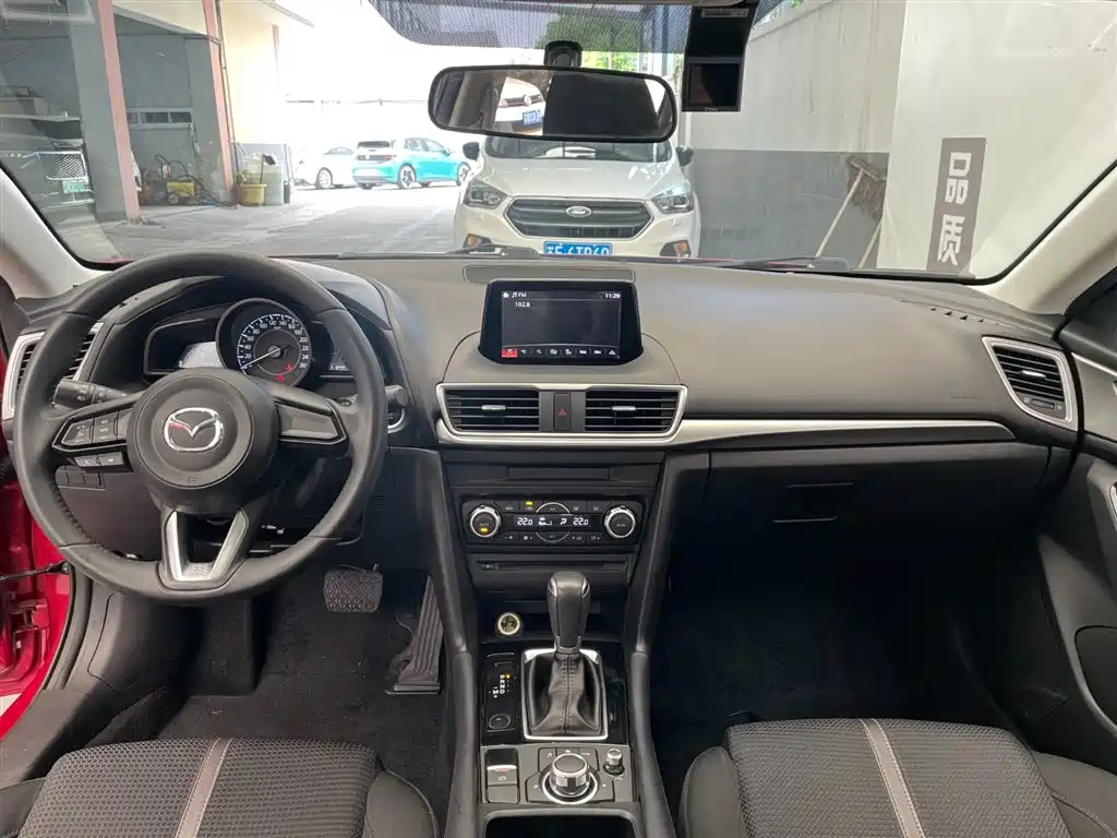 Mazda 3 Axela 2018 — фото 8