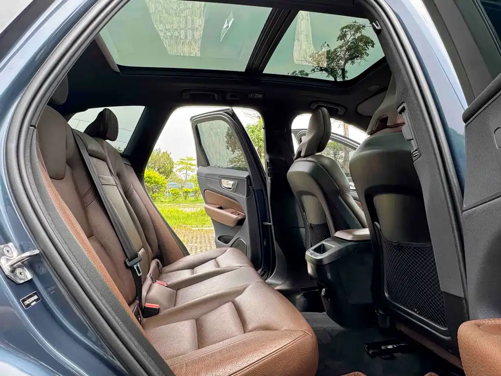Volvo XC60 2020 — фото 17