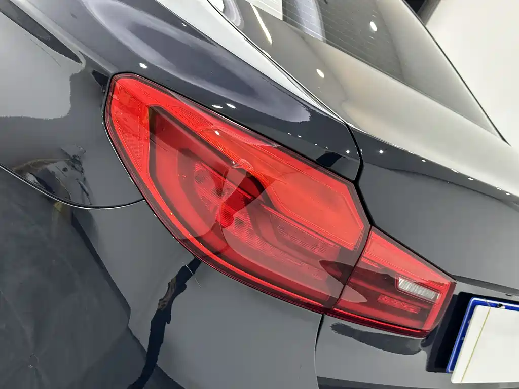 BMW 5 Series 2019 — фото 19