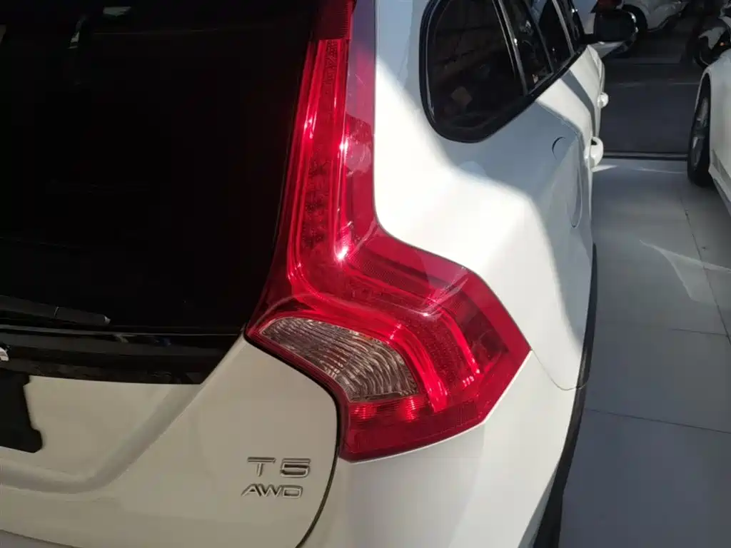 Volvo V60 2018 — фото 8