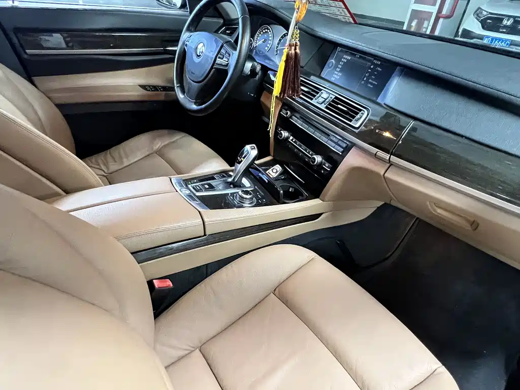BMW 7 Series 2012 — фото 14