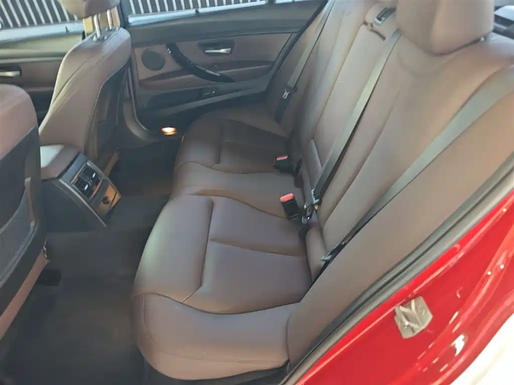 BMW 3 Series 2018 — фото 17