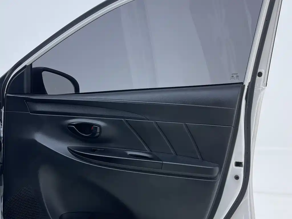 Toyota Yaris L 2023 — фото 28