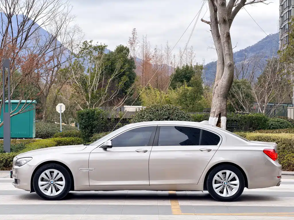 BMW 7 Series 2012 — фото 16