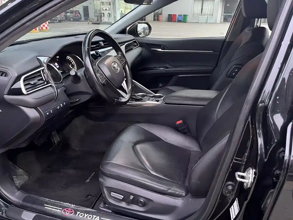 Toyota Camry 2019 — фото 10