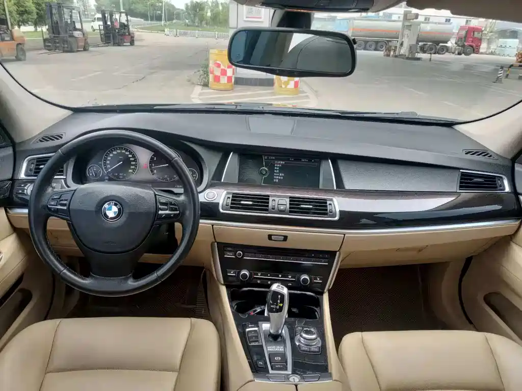 BMW 5 Series GT 2012 — фото 16