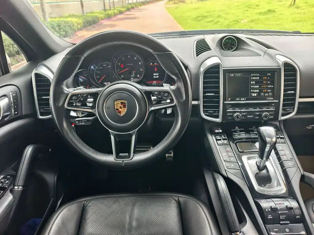 Porsche Cayenne 2016 — фото 12