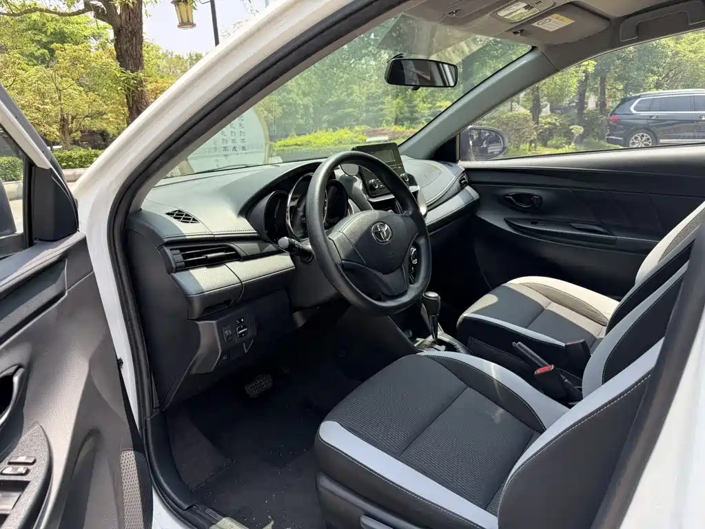 Toyota Yaris L 2020 — фото 8