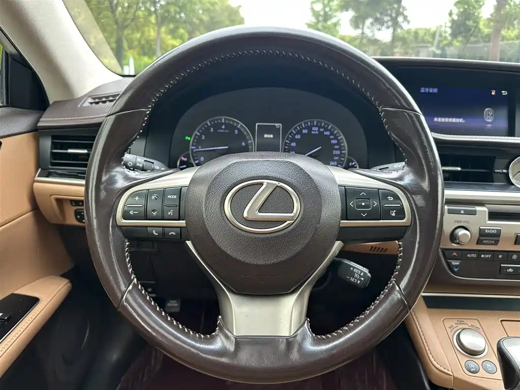 Lexus ES 2017 — фото 10