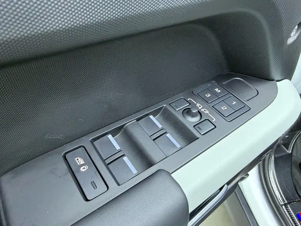 Land Rover Defender 2023 — фото 16