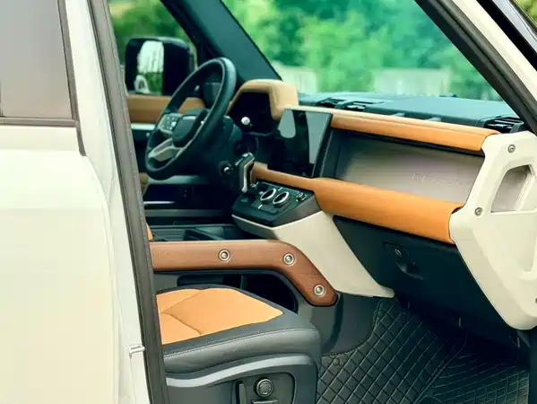 Land Rover Defender 2024