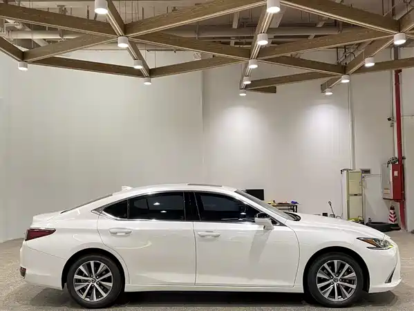 Lexus ES 2020