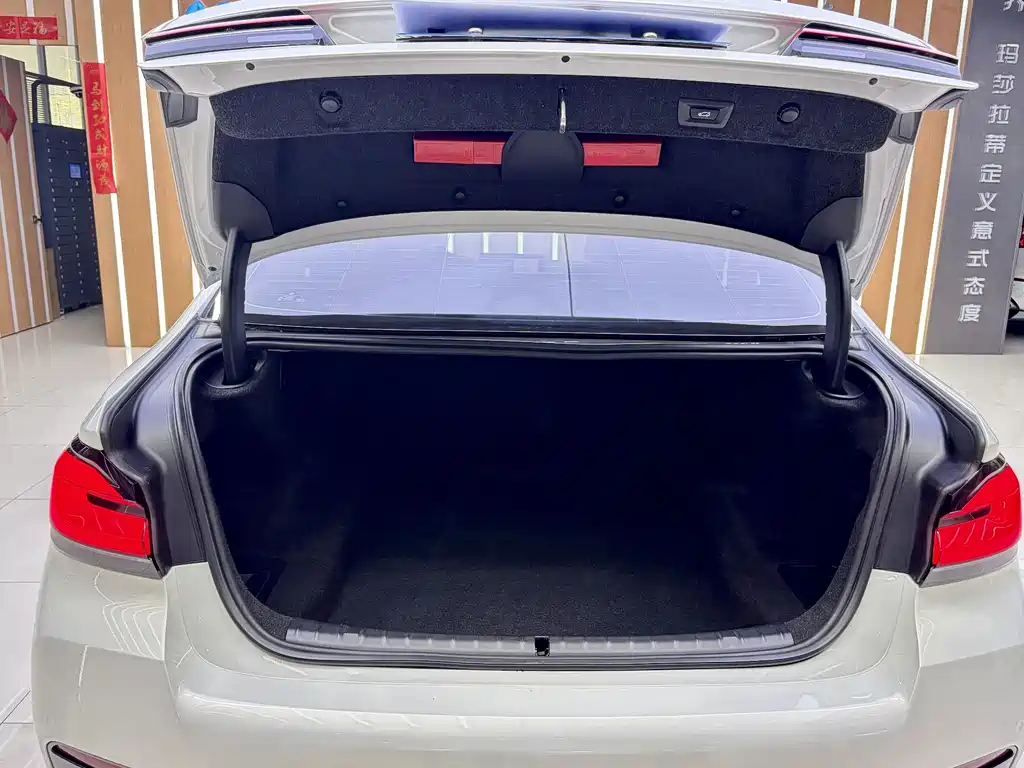 BMW 5 Series 2022 — фото 16