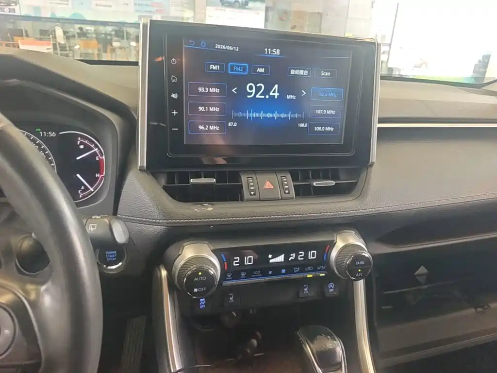 Toyota RAV4 2019 — фото 20