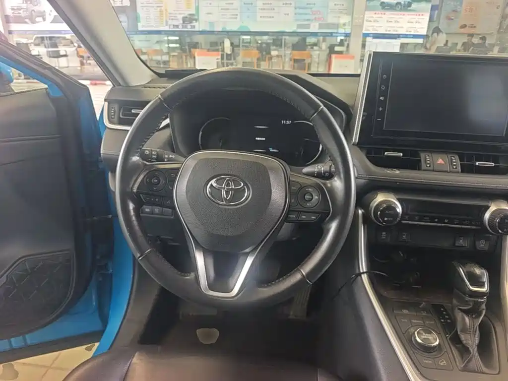 Toyota RAV4 2019 — фото 17