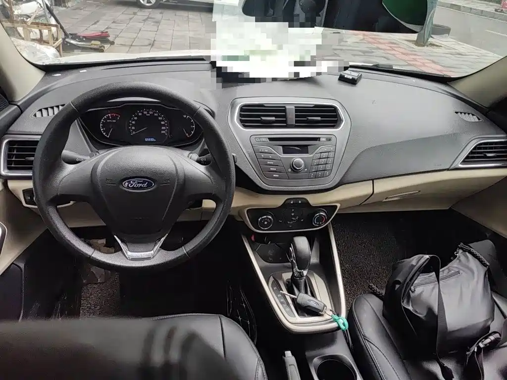 Ford Escort 2019 — фото 13