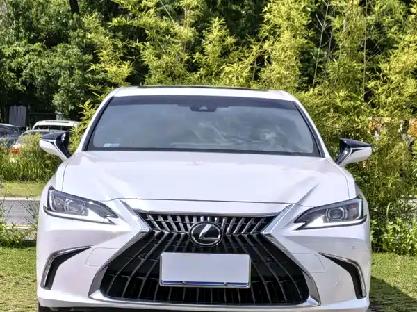 Lexus ES 2023