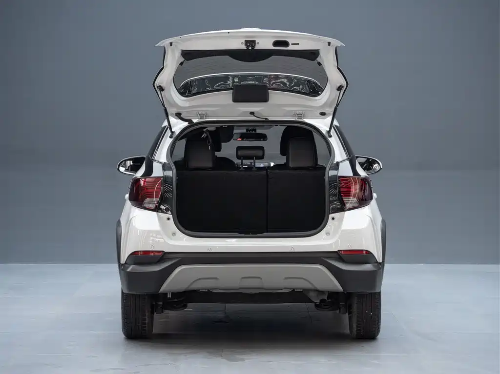 Toyota Yaris L 2023 — фото 10