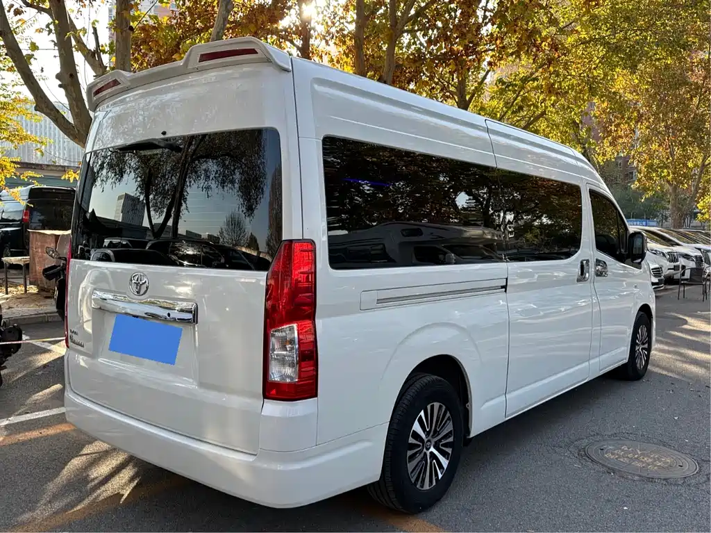 Toyota Hiace 2023 — фото 4