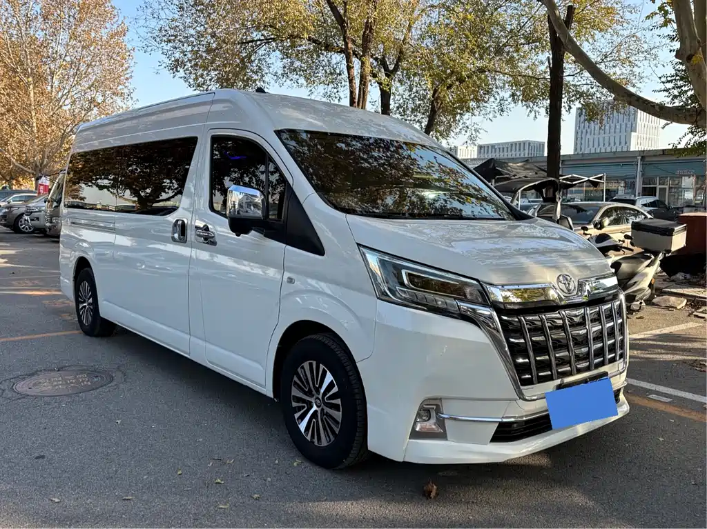 Toyota Hiace 2023 — фото 3