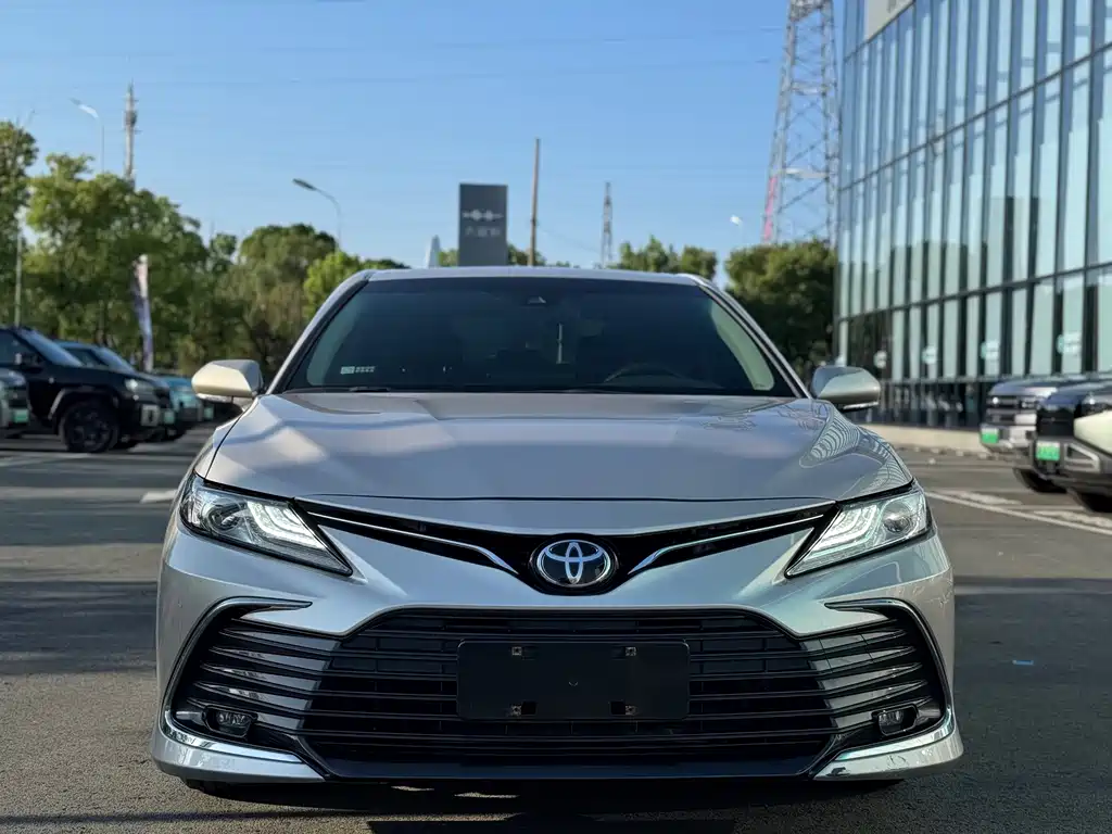Toyota Camry 2023 — фото 2